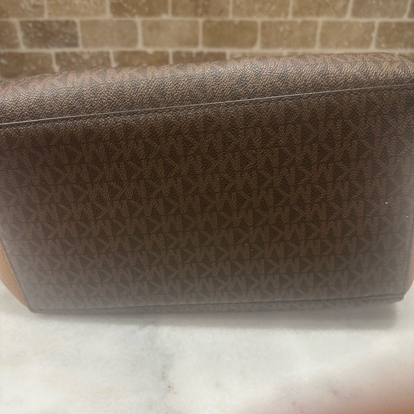 Michael Kors Bundle Signature Tote and Clutch with zipper inside - Picture 10 of 10